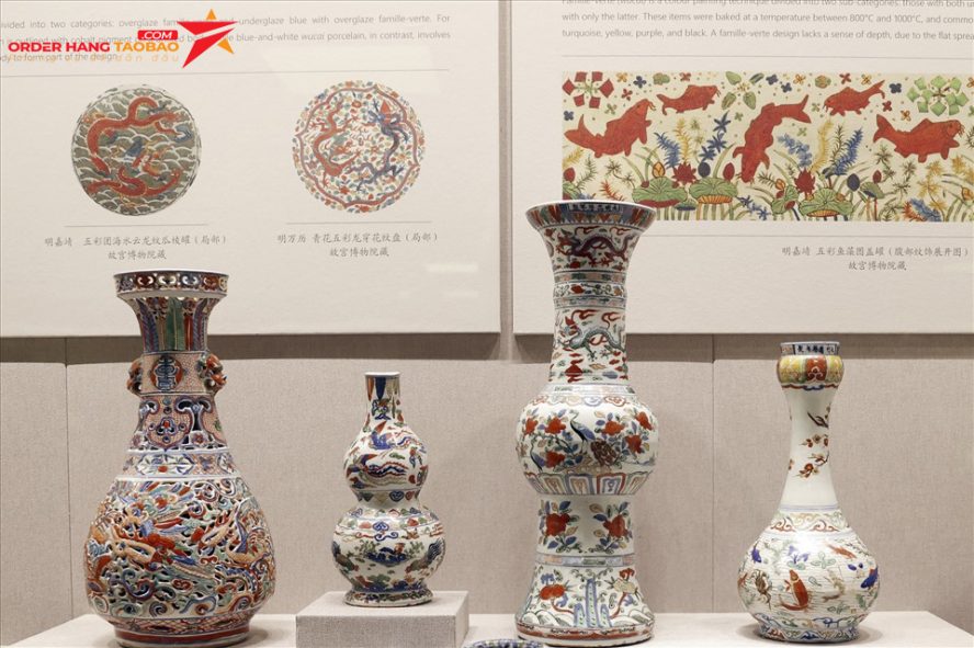 Những bình gốm sứ cổ Trung Hoa được trưng bày