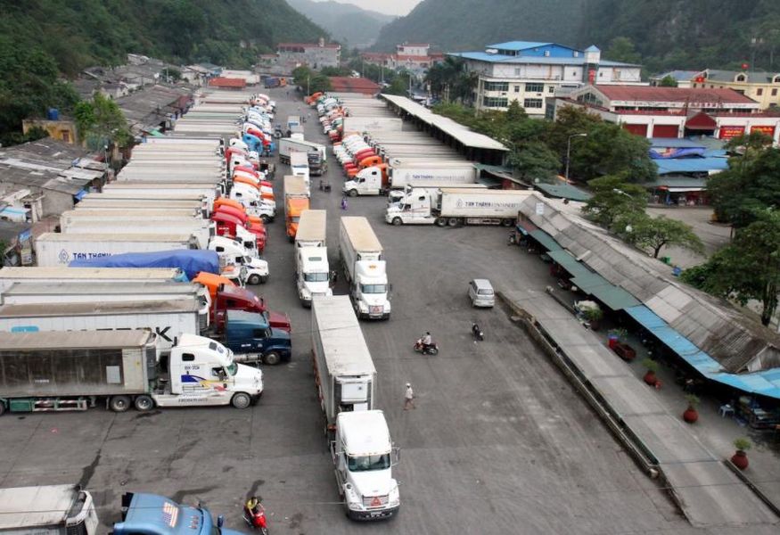 Các xe vận chuyển hàng từ Trung Quốc về Việt Nam tắc biên nối đuôi nhau