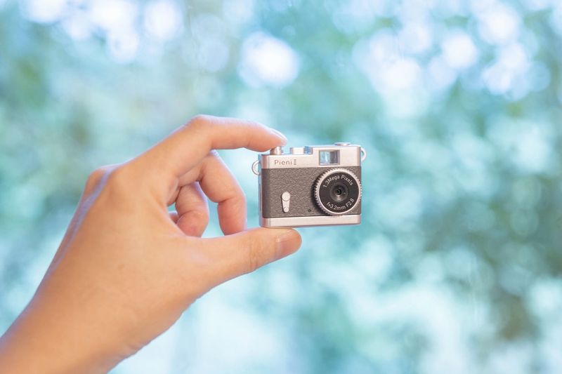 Máy ảnh mini là một thiết bị nhỏ gọn và tiện lợi được thiết kế để chụp ảnh