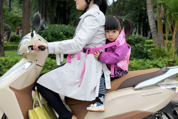 Đai đi xe máy cho bé 1 tuổi đỡ cổ an toàn