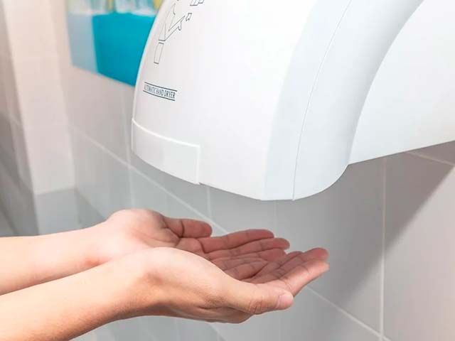 Máy sấy tay thông minh giúp tiết kiệm giấy và bảo vệ môi trường