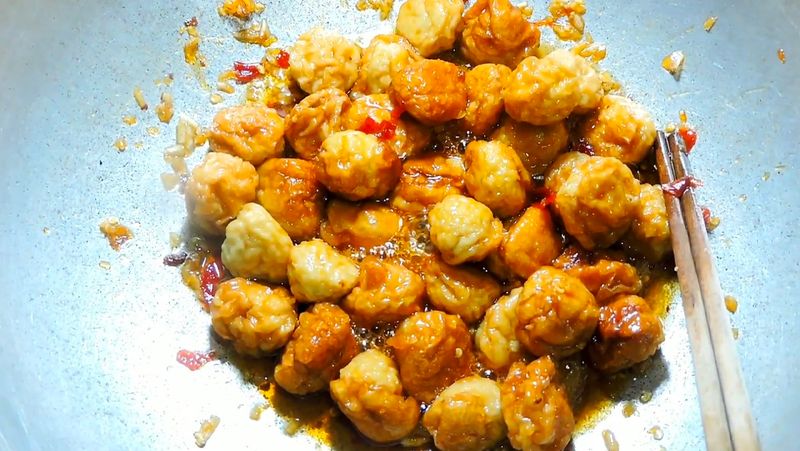 Bỏ túi cách làm cá viên chiên nước mắm “cực cuốn" ngon như ngoài hàng 7 Làm cá viên chiên nước mắm tỏi ngon đậm vị